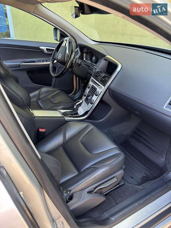 Внедорожник / Кроссовер Volvo XC60 2016 в Киеве