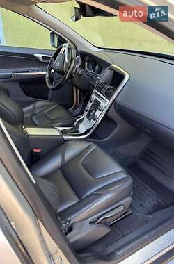 Внедорожник / Кроссовер Volvo XC60 2016 в 