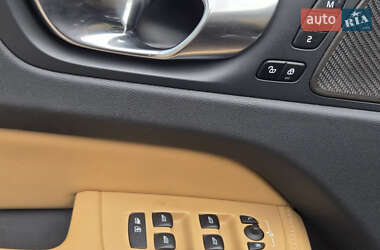 Внедорожник / Кроссовер Volvo XC60 2023 в 