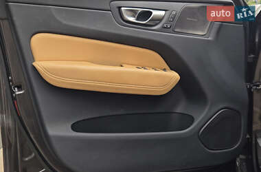 Внедорожник / Кроссовер Volvo XC60 2023 в 