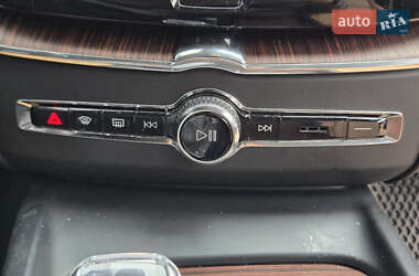 Внедорожник / Кроссовер Volvo XC60 2023 в 