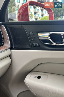 Внедорожник / Кроссовер Volvo XC60 2018 в 