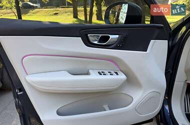 Позашляховик / Кросовер Volvo XC60 2023 в 