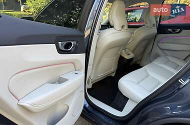 Позашляховик / Кросовер Volvo XC60 2023 в 