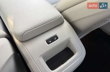 Позашляховик / Кросовер Volvo XC60 2023 в 