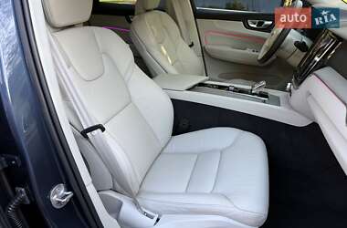 Позашляховик / Кросовер Volvo XC60 2023 в 