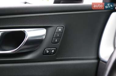 Внедорожник / Кроссовер Volvo XC60 2019 в 