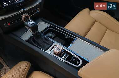 Внедорожник / Кроссовер Volvo XC60 2019 в 