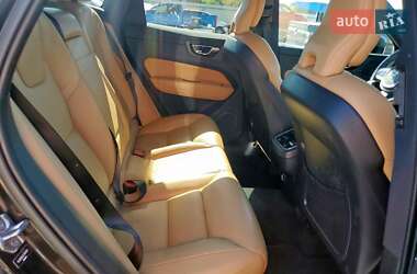 Внедорожник / Кроссовер Volvo XC60 2020 в 