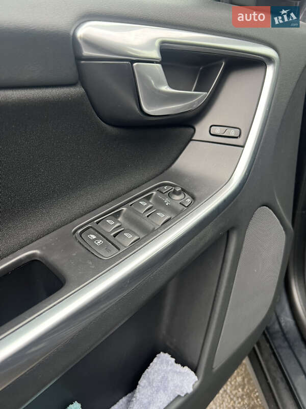 Внедорожник / Кроссовер Volvo XC60 2012 в Подольске