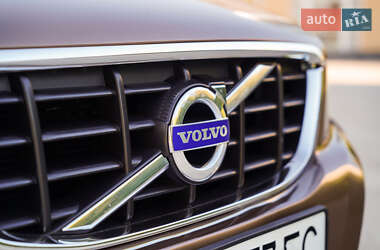 Внедорожник / Кроссовер Volvo XC60 2012 в 