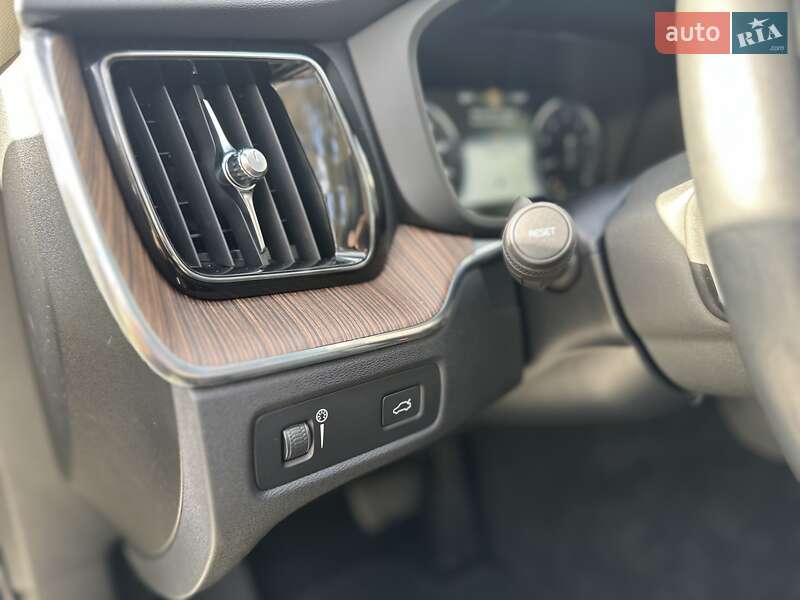 Внедорожник / Кроссовер Volvo XC60 2021 в Луцке