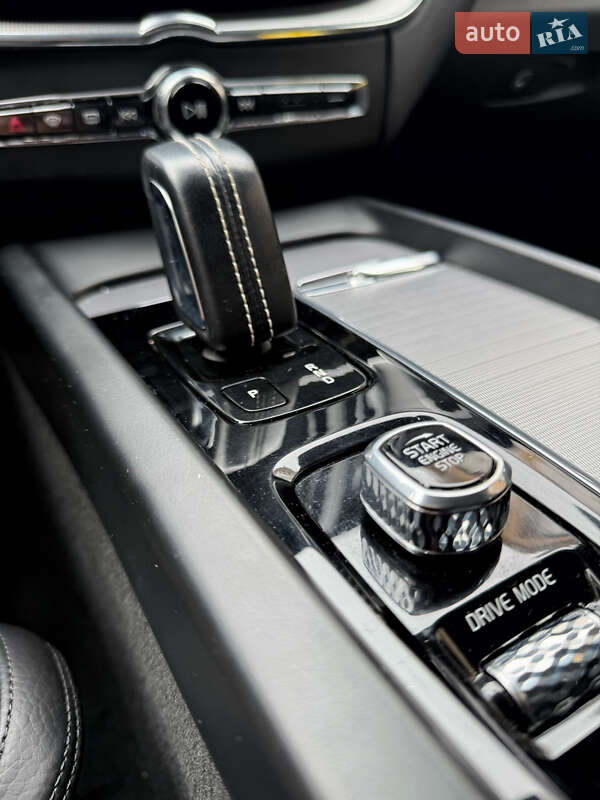 Внедорожник / Кроссовер Volvo XC60 2019 в Киеве