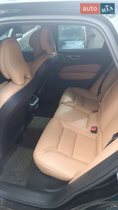 Внедорожник / Кроссовер Volvo XC60 2019 в Львове