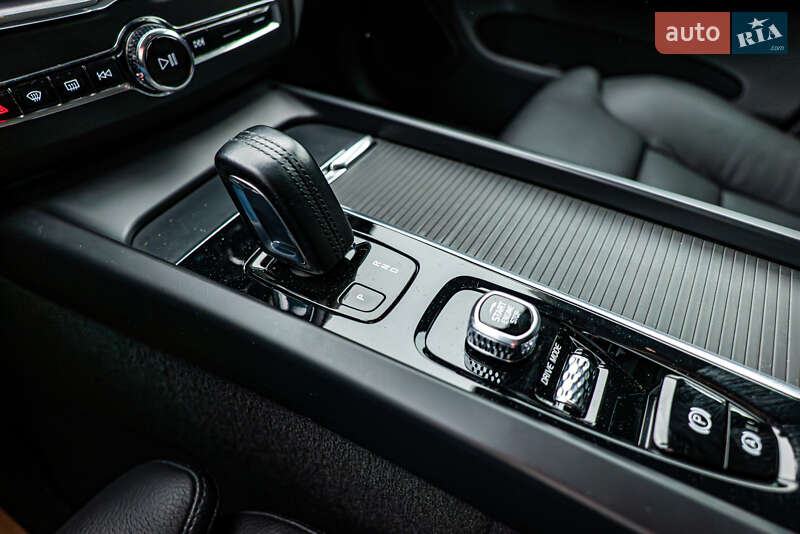 Внедорожник / Кроссовер Volvo XC60 2021 в Киеве