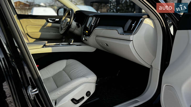 Внедорожник / Кроссовер Volvo XC60 2024 в Киеве