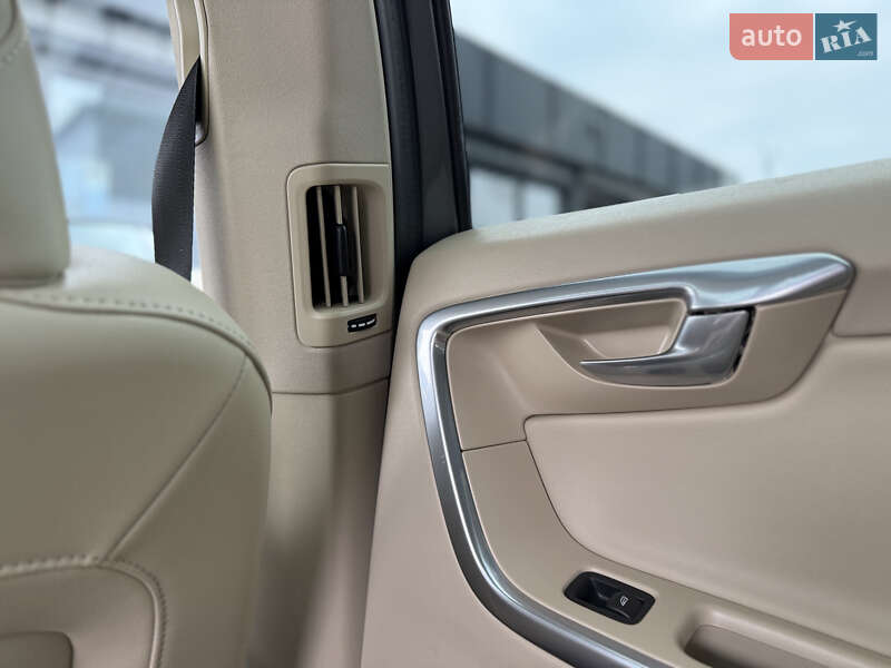 Внедорожник / Кроссовер Volvo XC60 2015 в Владимире