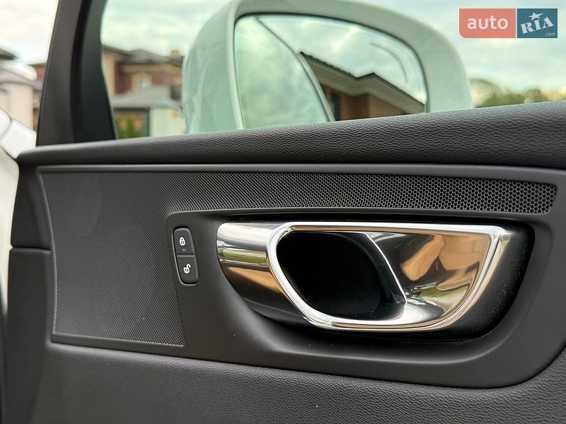 Внедорожник / Кроссовер Volvo XC60 2019 в Ровно