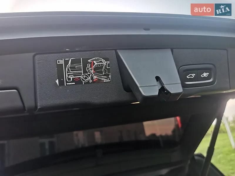 Volvo XC60 2019 VIN YV1UZA8UDL1483330 фото оголошення 2 з 39