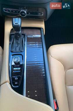 Внедорожник / Кроссовер Volvo XC90 2018 в 