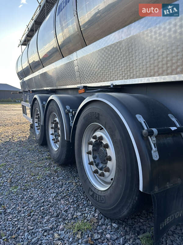 Цистерна напівпричіп Wielton NS34 2004 в Жовкві