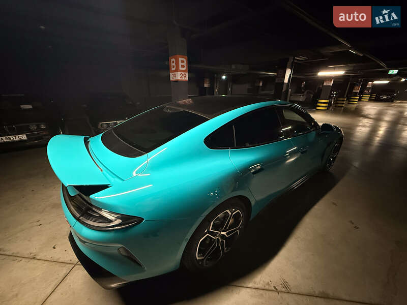 Седан Xiaomi SU7 2025 в Киеве