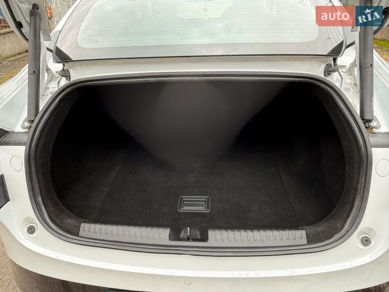 Седан Xpeng P7 2023 в Ужгороді