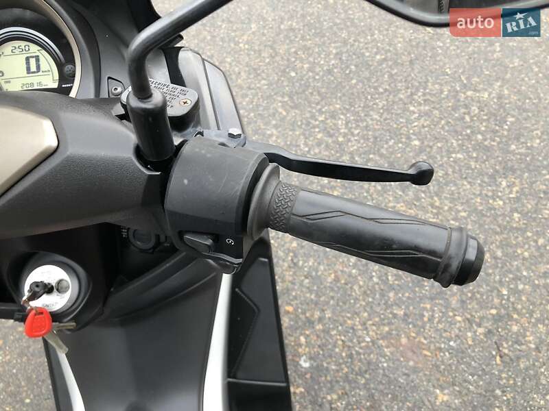 Максі-скутер Yamaha NMax 2016 в Дніпрі фото 14 Максі-скутер Yamaha NMax 2016 в Дніпрі