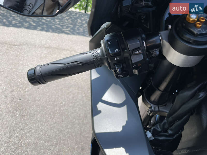Спортбайк Yamaha YZF R1 2023 в Киеве фото 19 Спортбайк Yamaha YZF R1 2023 в Киеве