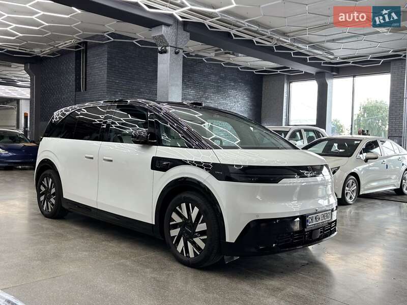 Минивэн Zeekr Mix 2024 в Киеве
