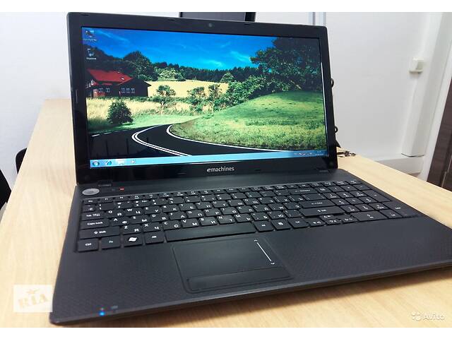 Игровой ноутбук eMaсhines E732ZG(4ядра 4гига)