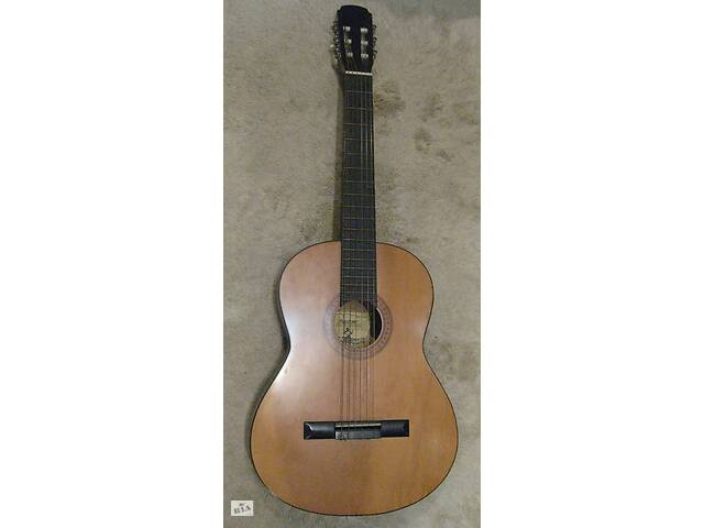 Продам классическую гитару Maxtone CGC3902 б/у в хорошем состоянии.