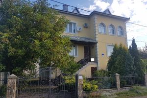 Продается дом на 3 этажа 300 кв. м с садом