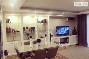 Продается 4-комнатная квартира 130 кв. м в Киеве