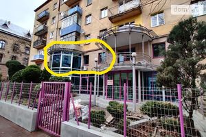 Сдается в аренду офис 137.2 кв. м в нежилом помещении в жилом доме