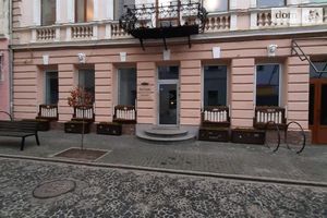 Здається в оренду приміщення вільного призначення 164 кв. м в 3-поверховій будівлі