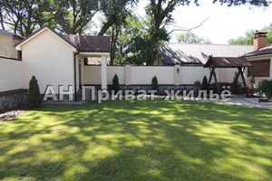 Продается дом на 2 этажа 243 кв. м с бассейном