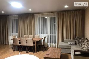 Продается 3-комнатная квартира 134 кв. м в Мукачеве