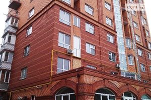 Продається об'єкт сфери послуг 122 кв. м в 10-поверховій будівлі