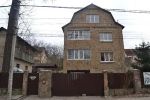 Продается дом на 3 этажа 312 кв. м с бассейном