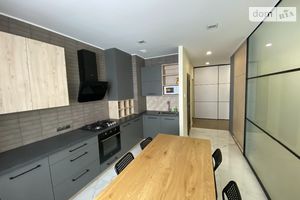 Продається 2-кімнатна квартира 70.8 кв. м у Львові